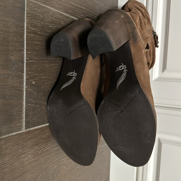 Stylish Ugg Boots - Picture 4 of 5